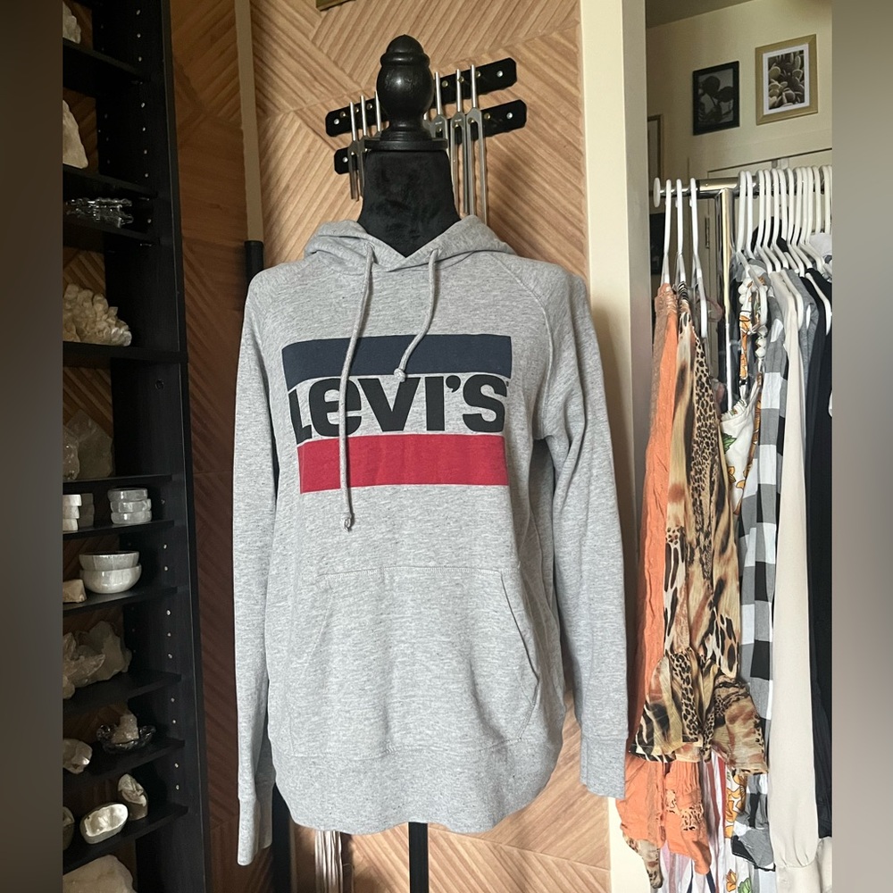 Cozy Levi’s Grey Hoodie with Kangaroo Pockets. Pullover marled gray